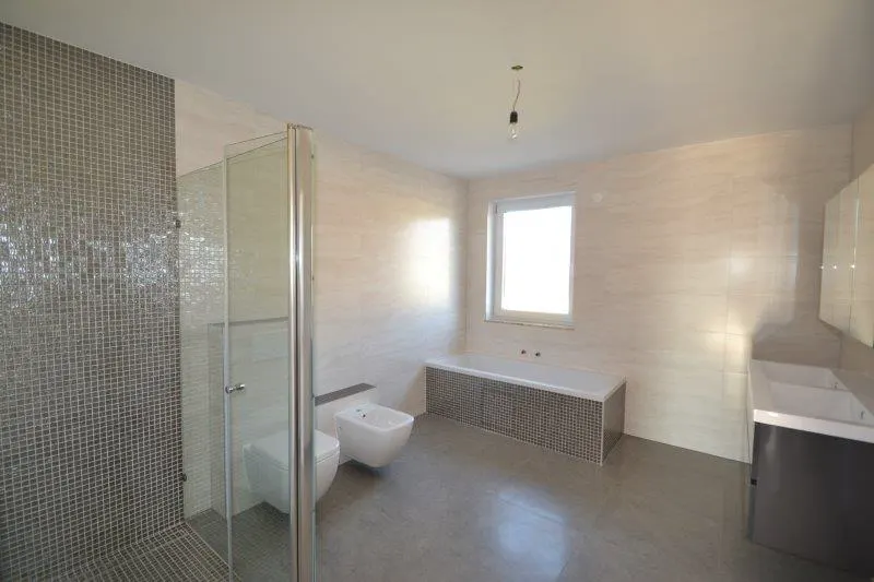 Fertiggestelltes Badezimmer – Roman Bau GmbH